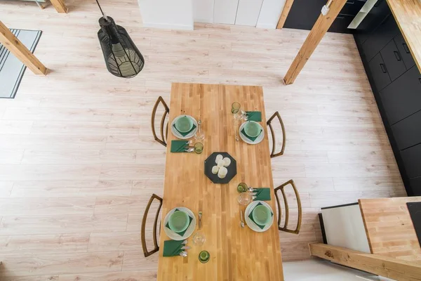 Üstten Görünüm Ayarlama Ahşap Yemek Masası Üzerinde Tavan Arasındaki Modern — Stok fotoğraf