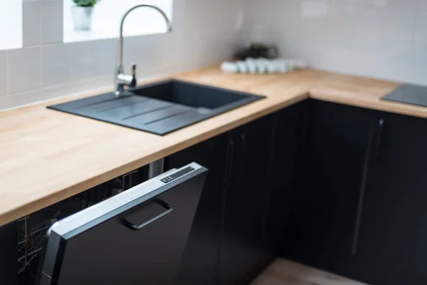 Mutfak Mobilyaları Monte Modern Açık Bulaşık Makinesi — Stok fotoğraf