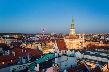 Havadan görünümü Poznan ana kare ve eski şehre akşam. Poznan, Wielkopolska, Polonya