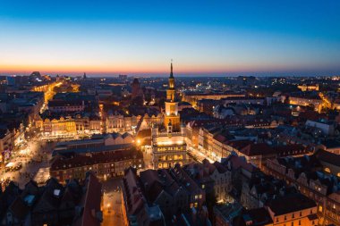 Havadan görünümü Poznan ana kare ve eski şehre akşam. Poznan, Wielkopolska, Polonya