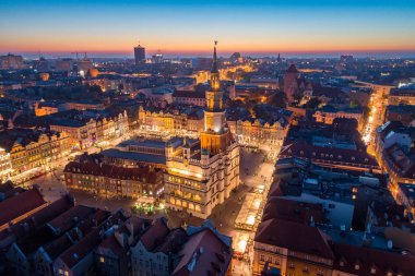 Havadan görünümü Poznan ana kare ve eski şehre akşam. Poznan, Wielkopolska, Polonya