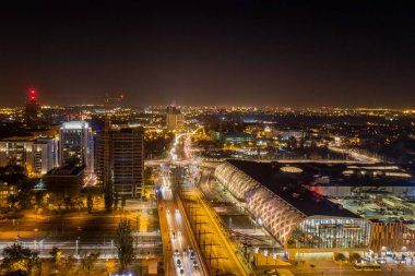 Tren İstasyonu Poznan havadan görünümü akşam. Poznan, Wielkopolska, Polonya