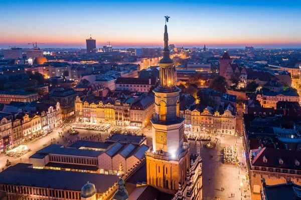 夜のポズナン メイン広場や旧市街の空中写真 ポズナン ポーランド ヴィエルコポルスカ — ストック写真