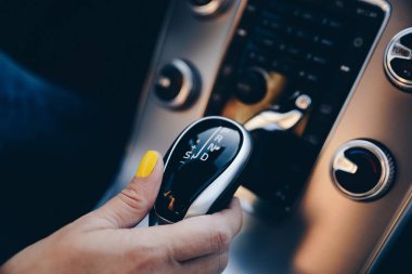 Kadın modlarında otomatik vites değiştirme. Bir arabayı kullanan kadın