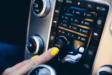 Kadın araba otomatik Klima havalandırma panelinde otomatik modu açma