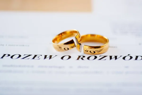 Decreto Divórcio Língua Polonesa Duas Alianças Casamento Quebradas Conceito Divórcio — Fotografia de Stock