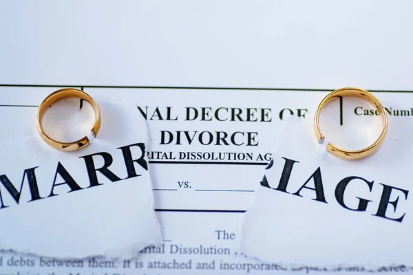 Decreto Divórcio Duas Alianças Casamento Quebradas Conceito Divórcio Separação — Fotografia de Stock