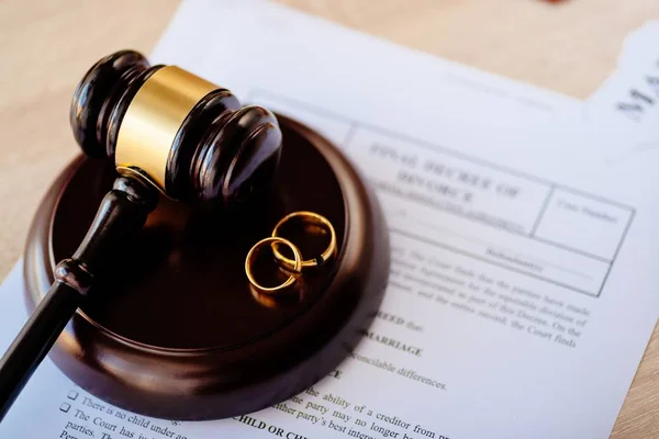 Decreto Divorcio Dos Anillos Boda Rotos Mazo Del Juez Concepto — Foto de Stock