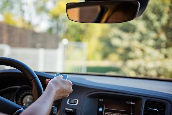 Mujer Apertura Automática Puerta Propiedad Con Control Remoto Desde Coche — Foto de Stock