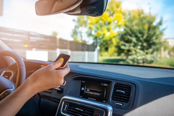 Person Öffnet Automatisches Eigentumstor Mit Fernbedienung Aus Auto — Stockfoto