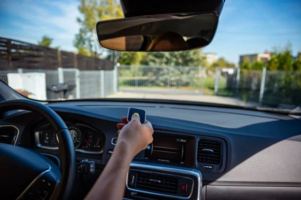 Person Öffnet Automatisches Eigentumstor Mit Fernbedienung Aus Auto — Stockfoto