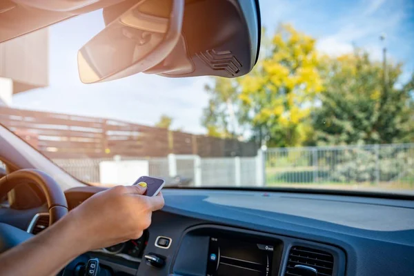 Person Öffnet Automatisches Eigentumstor Mit Fernbedienung Aus Auto — Stockfoto