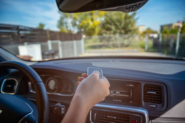 Person Öffnet Automatisches Eigentumstor Mit Fernbedienung Aus Auto — Stockfoto