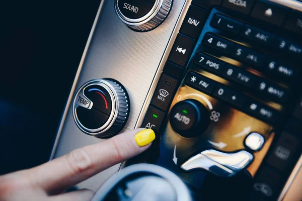 Frau Schaltet Klimaanlage Auto Ein — Stockfoto