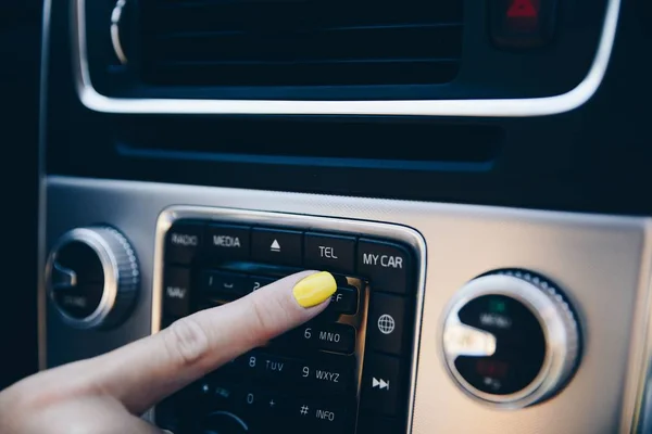 Frau Schaltet Auto Handy Ein Moderner Innenraum — Stockfoto