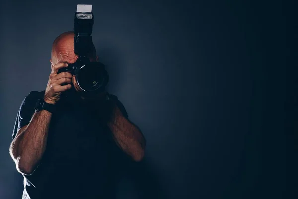 Retrato Fotógrafo Masculino Estúdio Fotógrafo Com Câmera Dslr — Fotografia de Stock