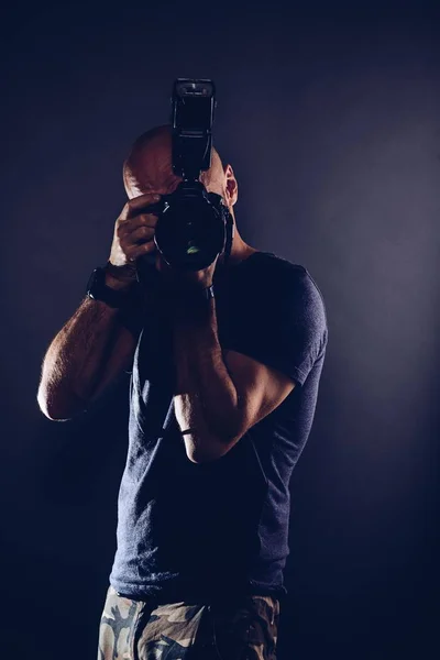 Αρσενικό Φωτογράφος Πορτρέτο Στο Studio Φωτογράφος Φωτογραφική Μηχανή Dslr — Φωτογραφία Αρχείου