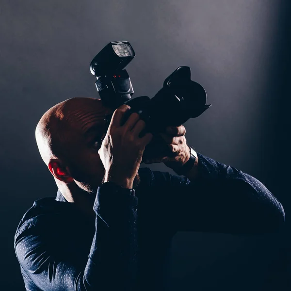 摄影师与数码单反相机 男子摄影师肖像在工作室 — 图库照片