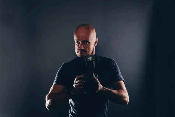 男スタジオの肖像画のカメラマンをパパラッチ デジタル一眼レフ カメラで撮影 — ストック写真