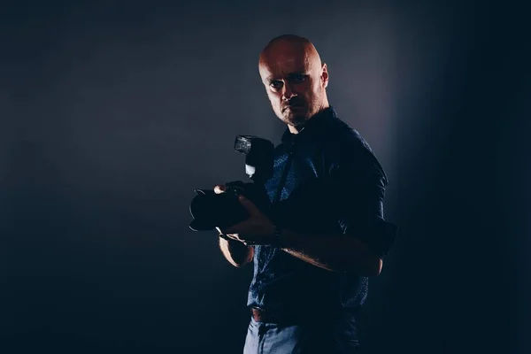 摄影师与数码单反相机 男子摄影师肖像在工作室 — 图库照片
