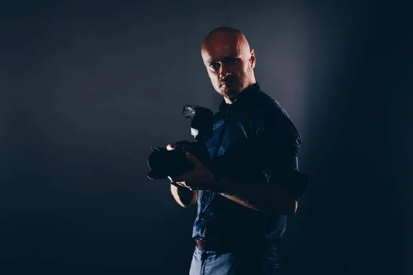 Fotógrafo Con Cámara Dslr Hombre Retrato Fotógrafo Estudio — Foto de Stock