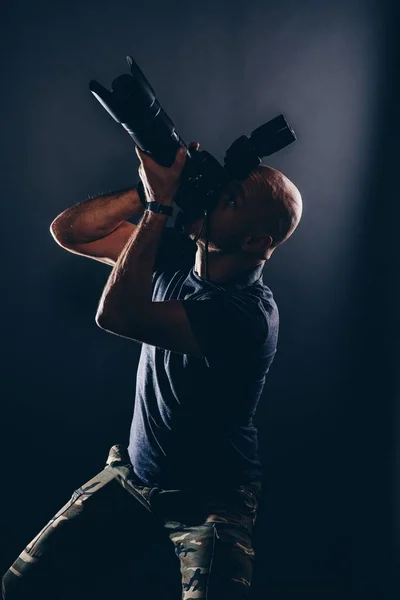 男子狗仔队摄影师肖像在工作室 摄影师与数码单反相机 — 图库照片