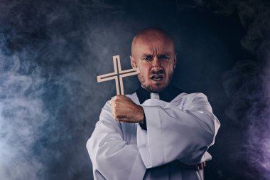 Katolik rahip exorcist beyaz cüppe ve din adamı yaka ile haç dua ile siyah gömlek