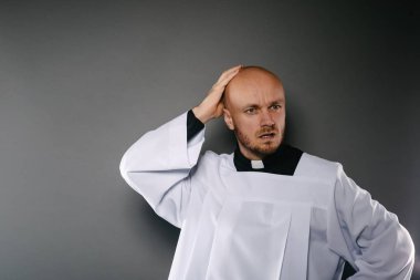 Karışık Katolik rahip beyaz cüppe ve rahip yakalı siyah gömlek