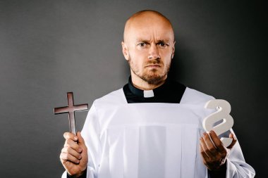 Beyaz cüppe haç ve paraphaph holding Katolik rahip. Semboller, hukuk ve din. Kilise taciz ve suç kavramı