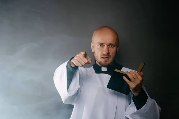 白冥衣と黒いシャツ クレリック襟付きの聖書を読み 説教を説いてカトリックの司祭 — ストック写真
