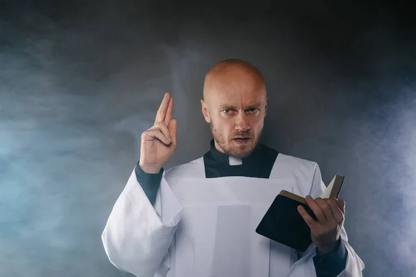 Католический Священник Белой Накидке Черной Рубашке Церковным Воротником Читающий Библию — стоковое фото