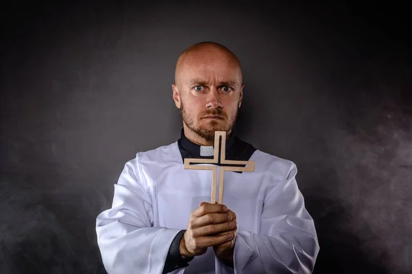 Sacerdote Católico Surplice Branco Camisa Preta Com Colarinho Clérico Segurando — Fotografia de Stock