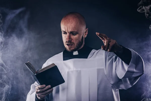 Sacerdote Católico Surplice Branco Camisa Preta Com Clérigo Colarinho Leitura — Fotografia de Stock