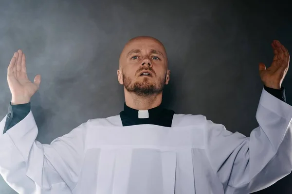 Sacerdote Católico Surplice Branco Camisa Preta Com Colarinho Clérigo Rezando — Fotografia de Stock