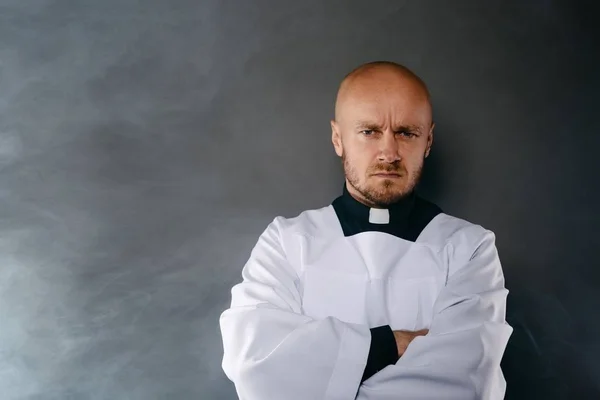 Sacerdote Católico Sobrepelliz Blanco Camisa Negra Con Cuello Clérigo Con — Foto de Stock
