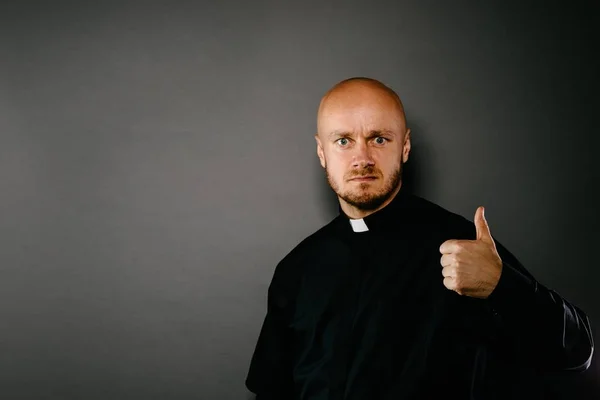 Sacerdote Católico Camisa Negra Con Cuello Clérigo Mostrando Signo — Foto de Stock