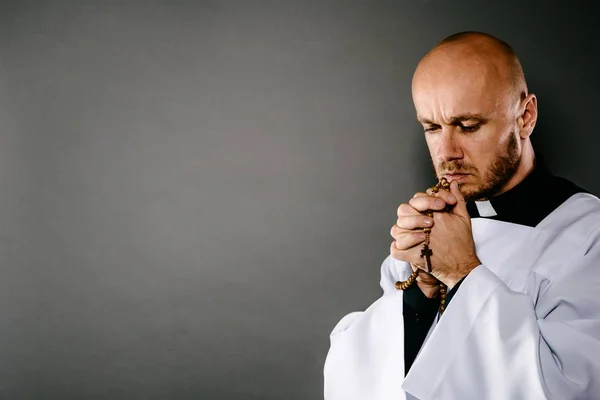 Sacerdote Católico Surplice Branco Camisa Preta Rezando Com Rosário Madeira — Fotografia de Stock