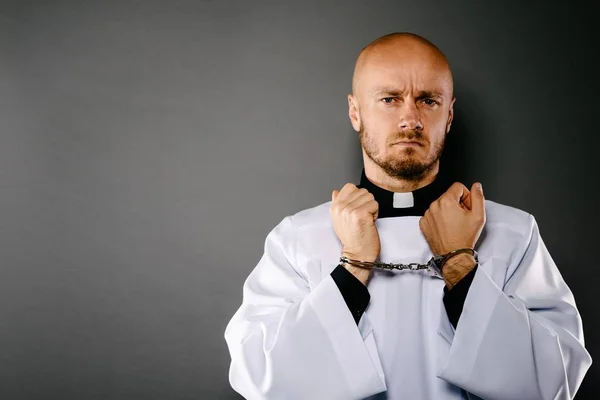 Katholischer Priester Handschellen Belästigung Durch Kirche Und Kriminalitätskonzept — Stockfoto