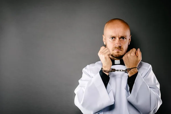 Esposado Sacerdote Católico Acoso Eclesiástico Concepto Crimen —  Fotos de Stock