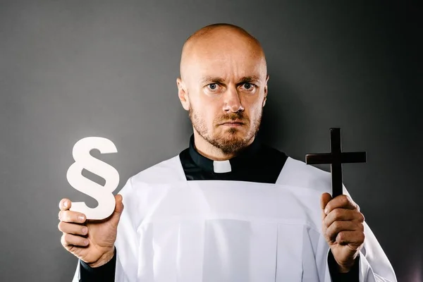 Prêtre Catholique Surpli Blanc Tenant Crucifix Paraphaphe Symboles Loi Religion — Photo
