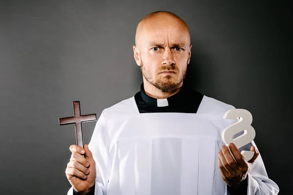 Sacerdote Católico Surplice Branco Segurando Crucifixo Paraphaph Símbolos Lei Religião — Fotografia de Stock