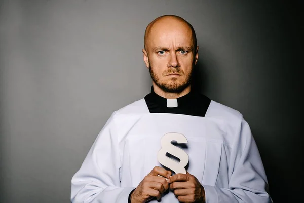 Sacerdote Católico Surplice Branco Segurando Paraphaph Símbolos Lei Religião Conceito — Fotografia de Stock