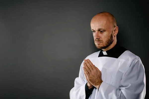 Sacerdote Católico Surplice Branco Medita Reza — Fotografia de Stock