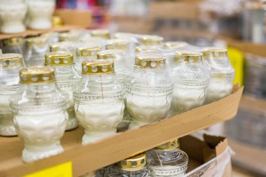 Geleneksel mum Alls Saint gün için süpermarket ekran kürsüye snitches.