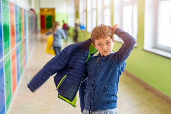 Дитячий Хлопчик Одягається Своїй Осінній Куртці Шкільній Роздягальні — стокове фото