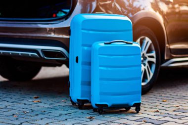 Car yakınındaki iki mavi plastik çanta. Yolculuk için hazırlık