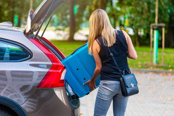 Mujer Cargando Dos Maletas Plástico Azul Maletero Del Coche Preparación — Foto de Stock