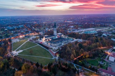 Akşam hava görünümü Czestochowa ve Jasna Gora Manastır'robot. Jasna Gora aydınlık Mount manastırın içinde Çestohova Polonya Meryem Ana ve hac ülkenin yerlerden biri ünlü bir Lehçe tapınak olduğunu