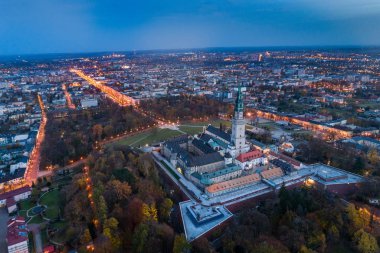 Czestochowa ve Jasna Gora manastır gece hava dron görünümü. Jasna Gora aydınlık Mount manastırın içinde Çestohova Polonya Meryem Ana ve hac ülkenin yerlerden biri ünlü bir Lehçe tapınak olduğunu