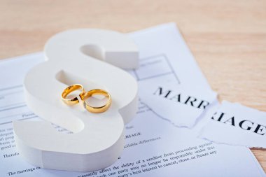 İki kırık alyans ahşap paragraf. Boşanma, ayrılık ve Aile Hukuku kavramı